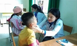 Bác sỹ Tố Uyên trong một lần tham gia khám chữa bệnh giúp bà con Ảnh: NVCC