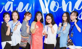 Nguyễn Thu Huyền (thứ ba từ phải sang) cùng các thành viên trong nhóm tổ chức chương trình thiện nguyện tại Trung tâm Nuôi dưỡng người có công và Bảo trợ xã hội tỉnh Bắc Ninh Ảnh: NVCC