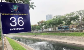 Theo Công ty Thoát Nước Hà Nội, đoạn sông đang xử lý ô nhiễm theo Nano – Bioreactor vừa được đơn vị nạo vét bùn, khai thông dòng chảy