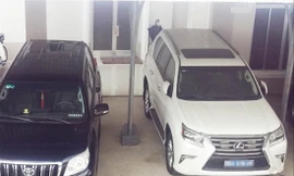 Hai chiếc ô tô tại Văn phòng UBND tỉnh Cà Mau được doanh nghiệp tặng gây tranh cãi trước đâyẢnh: IT