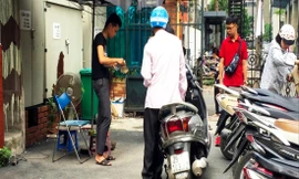 Nhân viên bảo vệ không mặc đồng phục thu 3.000 đồng của người dân tại Công an quận Thanh Xuân Ảnh: Võ Hóa