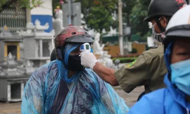 Đo thân nhiệt người ra vào khu dân cư ở Đà Nẵng. Thành phố sẵn sàng kích hoạt cách ly tại nhà, tại khu dân cư Ảnh: Nguyễn Thành