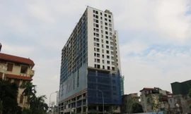 Tòa nhà 8B Lê Trực xây dựng sai phạm bị cắt nóc và tạm dừng thi công - Ảnh: Hồng vĩnh
