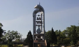 Tượng đài Mai Quốc Ca ở Bắc cầu Thạch Hãn