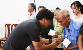 Nhà báo Lê Minh Toản trao quà cho các cựu TNXP Hà Tĩnh 