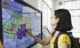 Người dân tìm hiểu các thủ tục trực tuyến tại UBND quận Bình Thạnh, TPHCM