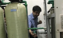  TS Hải thực nghiệm bên chiếc van bị hỏng của hệ thống RO1 Ảnh T.Hà