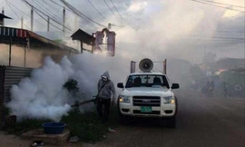 Đội ngũ y tế Campuchia phun khử trùng ở những ngôi làng xuất hiện bệnh Chikungunya