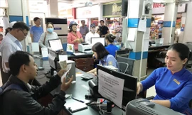 Người dân mua vé tàu tết tại ga Sài Gòn