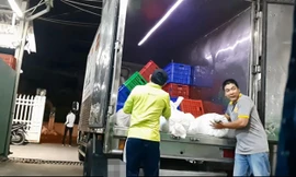 Bún được chứa trong các bao tải để vận chuyển từ Vĩnh Long lên TPHCM 