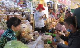 Nhiều loại bánh, mứt tết chỉ được tiểu thương ghi sơ sài tên sản phẩm bằng bút lông trên bao nilon