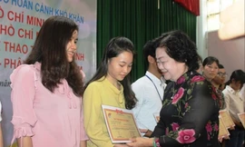 Bà Trương Mỹ Hoa, nguyên Phó Chủ tịch nước, Chủ tịch Quỹ Học bổng Vừ A Dính trao học bổng Vừ A Dính cho con em vùng biên cương, hải đảo Ảnh: CTV