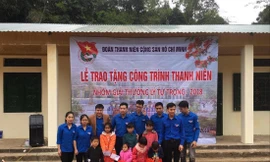 Nhóm cán bộ Đoàn nhận giải thưởng Lý Tự Trọng năm 2018 trao quà cho học sinh tại điểm trường tại xã Hùng Lợi, huyện Yên Sơn (tỉnh Tuyên Quang) Ảnh: PV