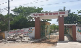  Chưa có phép, chưa có đủ kinh phí nhưng nhà thầu đã thi công đổ móng, xây trụ trường tiểu học Quang TrungẢnh: Hoàng Long