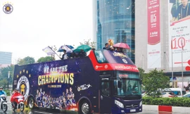 Các cầu thủ Hà Nội rước cúp vô địch trên đường phố Hà Nộiảnh: HNFC