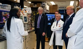 Tổng thống Mỹ Donald Trump nói chuyện với các nhà nghiên cứu Mỹ về phát triển vắc-xin phòng COVID-19. ảnh: AP