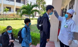 Đo thân nhiệt thí sinh thi tốt nghiệp THPT 2020 ở tỉnh Quảng Nam. Ảnh: H. Văn