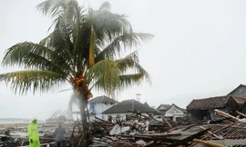 Ngày 26/12, người dân Indonesia thu dọn đống đổ nát bên bờ biển Sumar, tỉnh Banten ảnh: Getty Images