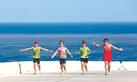 Các runner tận hưởng bầu không khí trong lành, mát mẻ trong buổi chạy thử trên cung đường thi đấu ở Lý Sơn ảnh: H.Hoàng