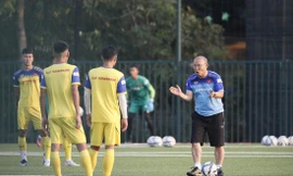 HLV Park Hang Seo hướng dẫn các cầu thủ đội tuyển U22 Việt Nam tập luyện ảnh: VSI