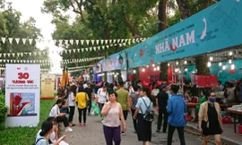 Các gian hàng sách tại công viên Thống Nhất trong ngày hội sách Việt Nam ảnh: Như Ý