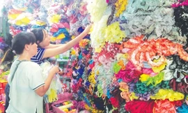  Tem mác các thương hiệu được bày bán công khai tại nhiều chợ TPHCM Ảnh: U.P