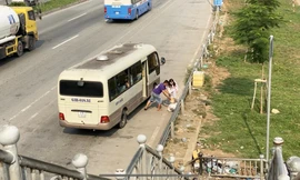 Đón trả khách ngay tại cầu vượt Suối Tiên