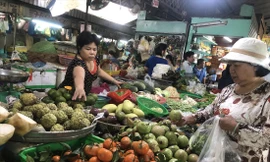 Giá rau xanh, trái cây tươi tại nhiều chợ tăng giá
