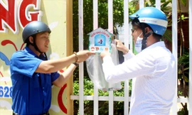 Cứ 2 tuần, anh Phạm Phú Vũ, Bí thư Đoàn phường Phước Ninh (bên trái) đi thu gom pin từ các “Ngôi nhà của pin” Ảnh: Giang Thanh