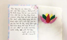 Bức thư và khăn tay bé Lavie gửi cho bố mình. Ảnh: T.A.V 