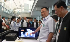 Bộ trưởng Y tế Thái Lan Anutin Charnvirakul kiểm tra việc quét thân nhiệt hành khách tại sân bay quốc tế Suvarnabhumi Ảnh: Chiangrai Times