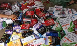 Người mua sách được khuyến cáo tìm đến các địa chỉ uy tín để tránh mua phải sách giả, sách lậuẢnh: KỲ SƠN