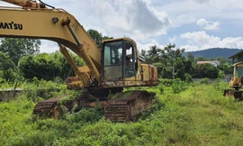 Máy cẩu han gỉ trong nhà máy Vinaxuki Thanh Hóa được rao bán. Ảnh: Trịnh Tuân