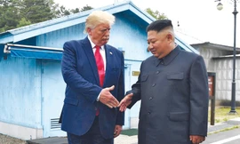 Tổng thống Mỹ Donald Trump (bìa trái) và Chủ tịch Triều Tiên Kim Jong Un tại khu phi quân sự giữa Triều Tiên và Hàn Quốc vào tháng 6/2019ảnh: AP