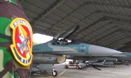 Một tiêm kích F-16 tại căn cứ không quân ở Pekanbaru, Riau của Indonesia chuẩn bị cất cánh để triển khai gần quần đảo Natuna Ảnh: CNN