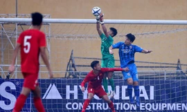 Các cầu thủ U22 Việt Nam đọ sức với Ulsan Hyundai trên sân Hàng Ðẫy cuối tuần qua Ảnh: VSI