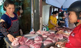 Giá lợn tại chợ truyền thống tăng từng ngày khiến người dân phải thắt chặt chi tiêu