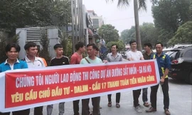 Bị nợ cả năm lương, công nhân tại Dự án metro Nhổn – ga Hà Nội tập trung tại trụ sở cơ quan chủ quan căng băng rôn đòi lương