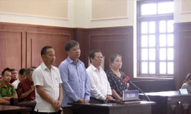 Trần Thị Dung, Trương Huy Liệu, Đỗ Lý Nhi và Lê Xuân Thành (từ phải sang trái) tại phiên tòa phúc thẩm - Ảnh: Giang Thanh