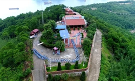 Công trình đồ sộ nằm trên đỉnh núi Thẻ Vàng mà ông Tô Văn Chương gọi là chùa