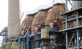 Hàng loạt hạng mục, thiết bị máy móc trong dự án đắp chiếu, chìm trong cỏ Ảnh: Minh Ðức – Nguyễn Hoàn