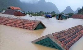 Hàng trăm nhà dân ở Tân Hóa, Quảng Bình bị ngập tới nóc