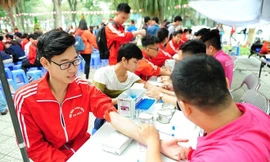Sinh viên ĐH Bách khoa Hà Nội hiến máu tình nguyện trong ngày Chủ Nhật Đỏ 2018 Ảnh: Xuân Tùng