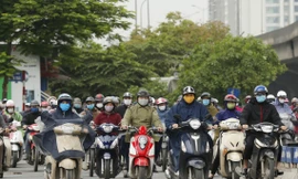 Dịch còn kéo dài, nếu chủ quan, lơi lỏng nguy cơ bùng phát trở lại (Trong ảnh: Người dân Thủ đô đổ ra đường ngày đầu tuần) Ảnh: Như Ý