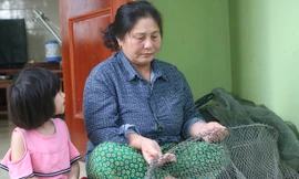 Vừa ngồi xếp lại mớ lưới chuẩn bị cho lần đánh bắt, chị Nguyệt kể về cái duyên với nghề vớt xác