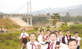 Trẻ em mừng rỡ hân hoan ngày khánh thành cầu Chôm Lôm Ảnh: Quang Long