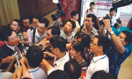 Phóng viên tác nghiệp bên lề Quốc hội. Ảnh: Hồng Vĩnh