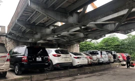 Ngoài xe máy, ô tô con, gầm cầu vượt Mai Dịch ngày 6/5 còn trông cả xe khách
