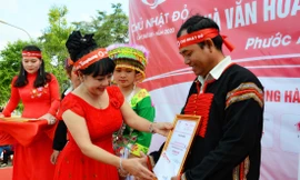 Nhiều phần thưởng đã được trao cho đại diện các nhóm đồng bào đi hiến máu