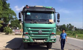 Lực lượng liên ngành xử lý xe quá khổ, quá tải trên đường mòn Hồ Chí Minh
